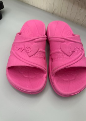 Pembe Kız Terliği Love Desenli