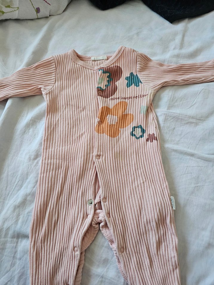 Pembe Çiçek Desenli Örgü Bebek Tulum - Görsel 4