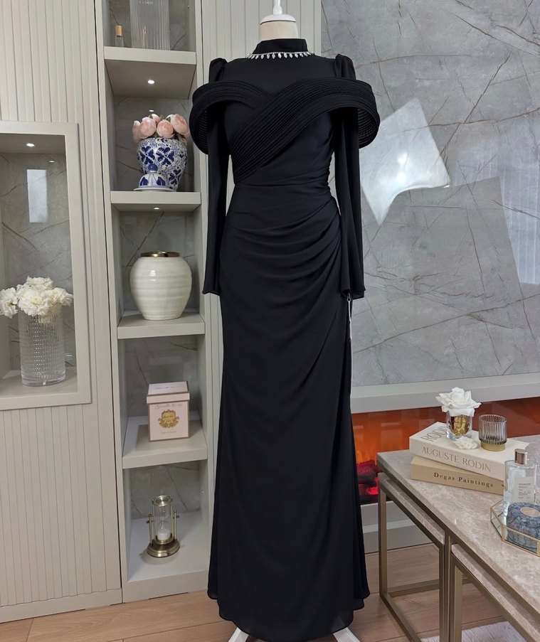 Uzun Siyah Drapeli Gotik Elbise - Görsel 2