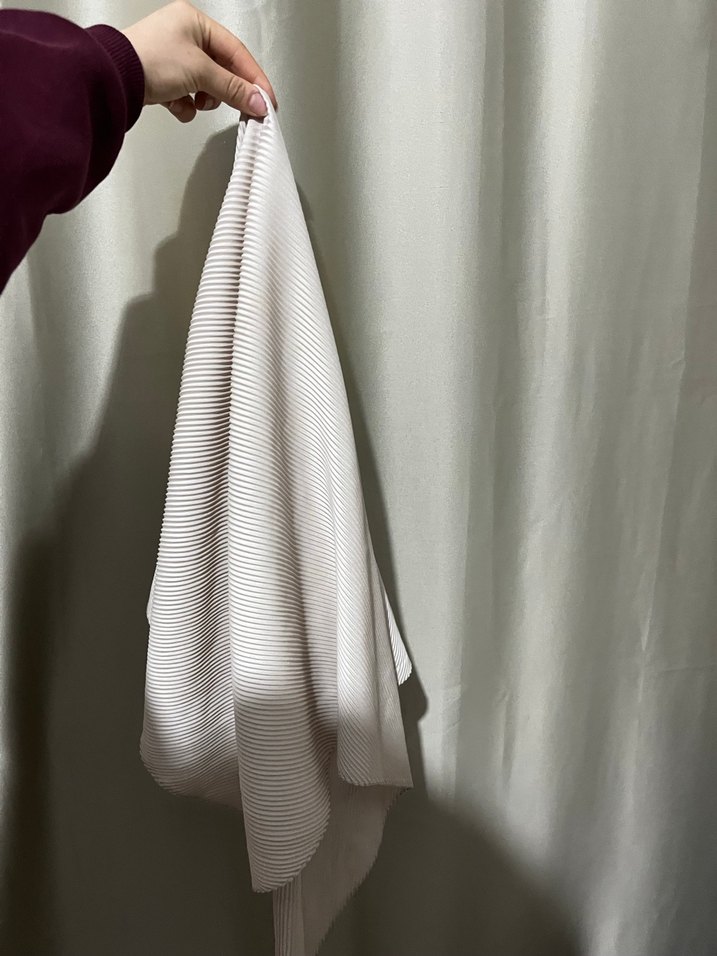 Kadın Pilili Beyaz Şal - Görsel 2