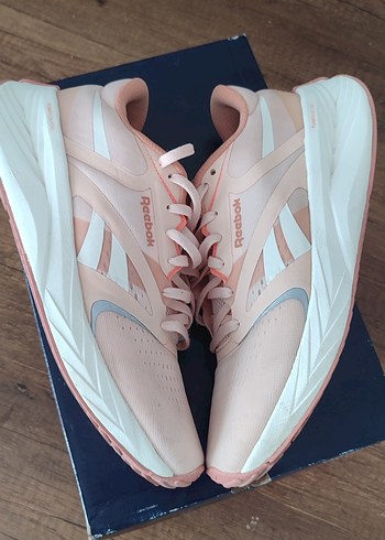 Pembe Reebok 38 numara bir iki kez anca giyildi tertemiz