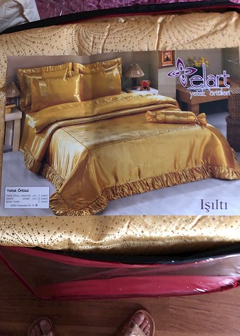 Altın Renkli İşlemeli Parlak Yatak Örtüsü - Görsel 5