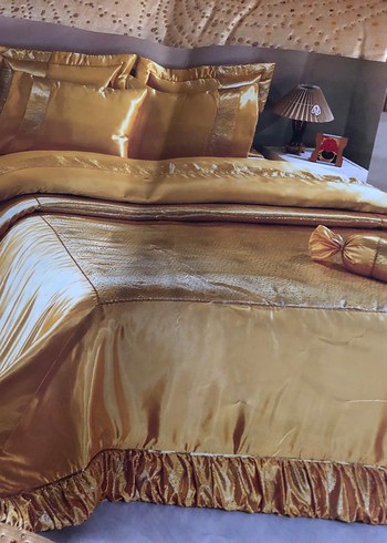 Altın Renkli İşlemeli Parlak Yatak Örtüsü - Görsel 3