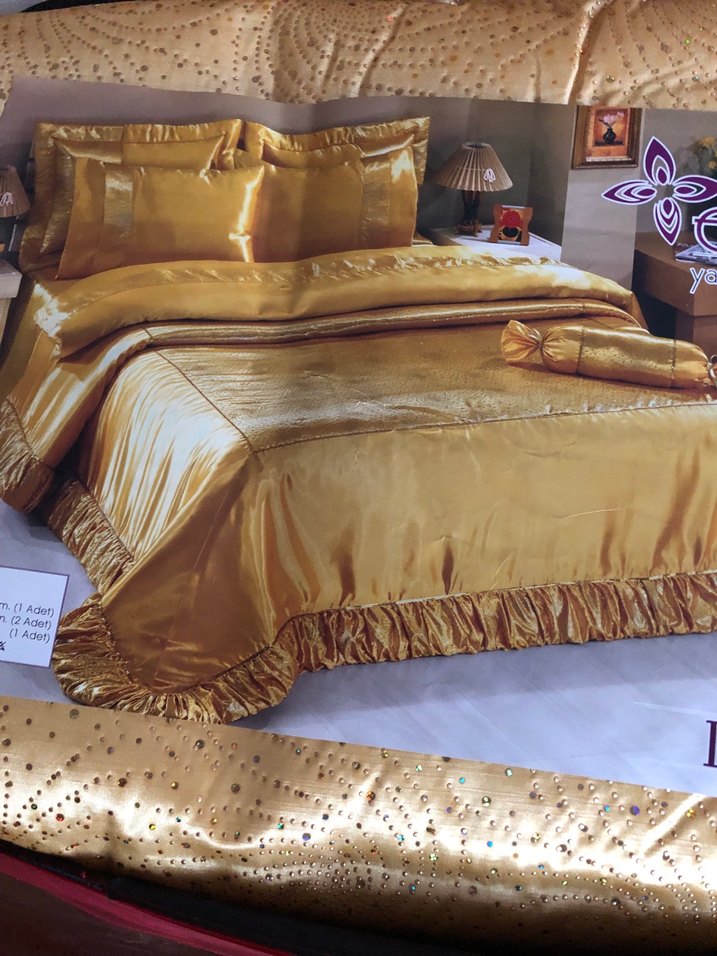 Altın Renkli İşlemeli Parlak Yatak Örtüsü - Görsel 4
