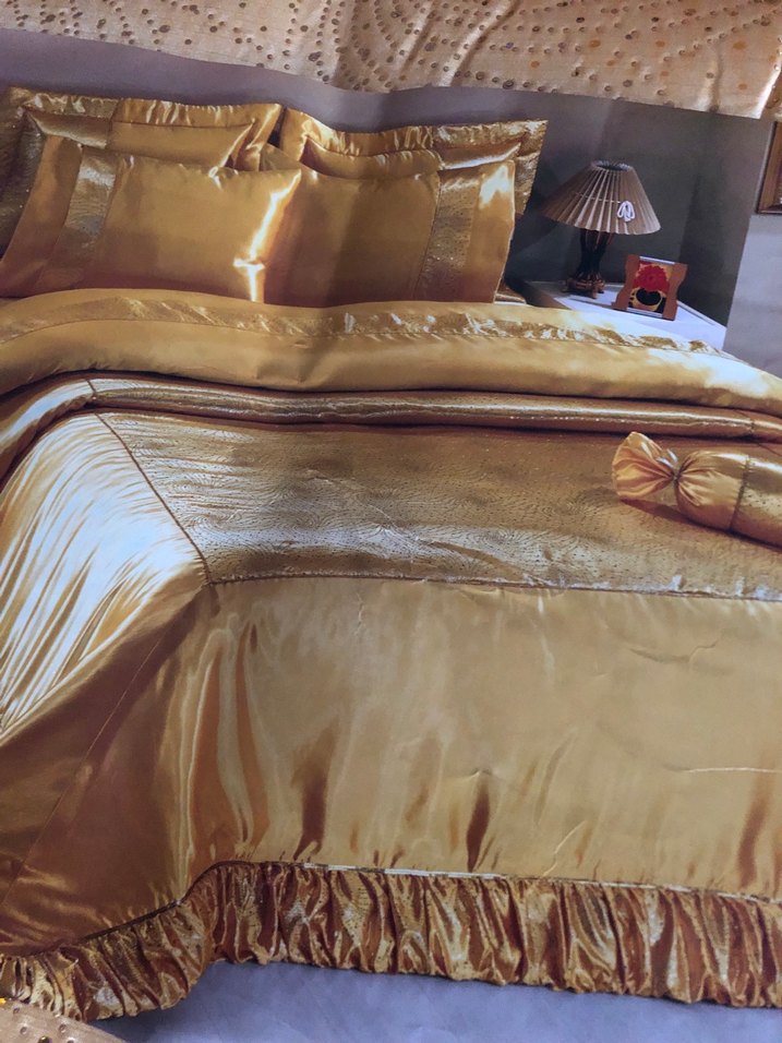 Altın Renkli İşlemeli Parlak Yatak Örtüsü - Görsel 3