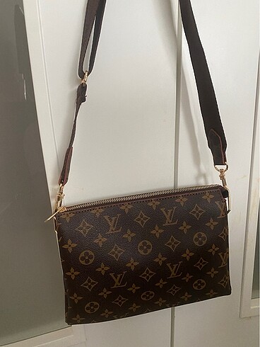 Louis Vuitton Çaprak ve Omuz Çantası