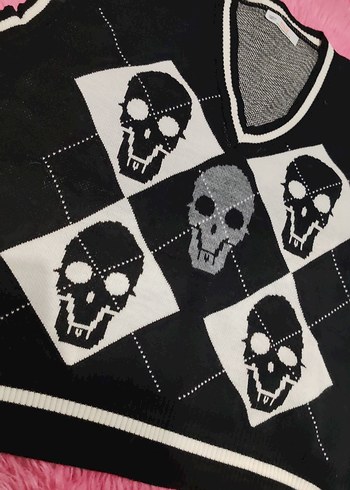 Siyah V Yaka Kafatası Desenli Triko Süveter - Görsel 2