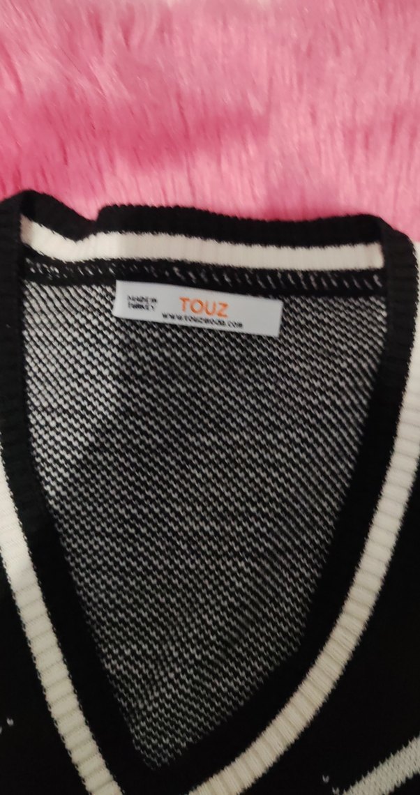 Siyah V Yaka Kafatası Desenli Triko Süveter - Görsel 3