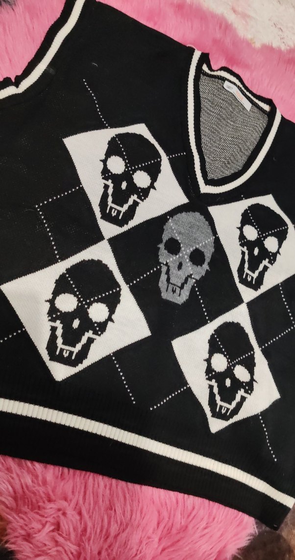 Siyah V Yaka Kafatası Desenli Triko Süveter - Görsel 2