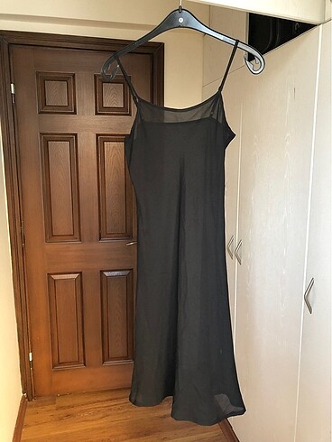 Siyah İçten Giymeye Askılı Elbise