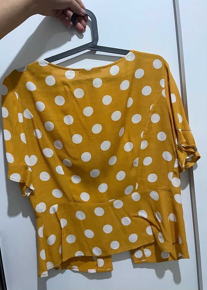 Bershka koyu sarı puantiyeli belden oturtmalı gömlek bluz - Görsel 3