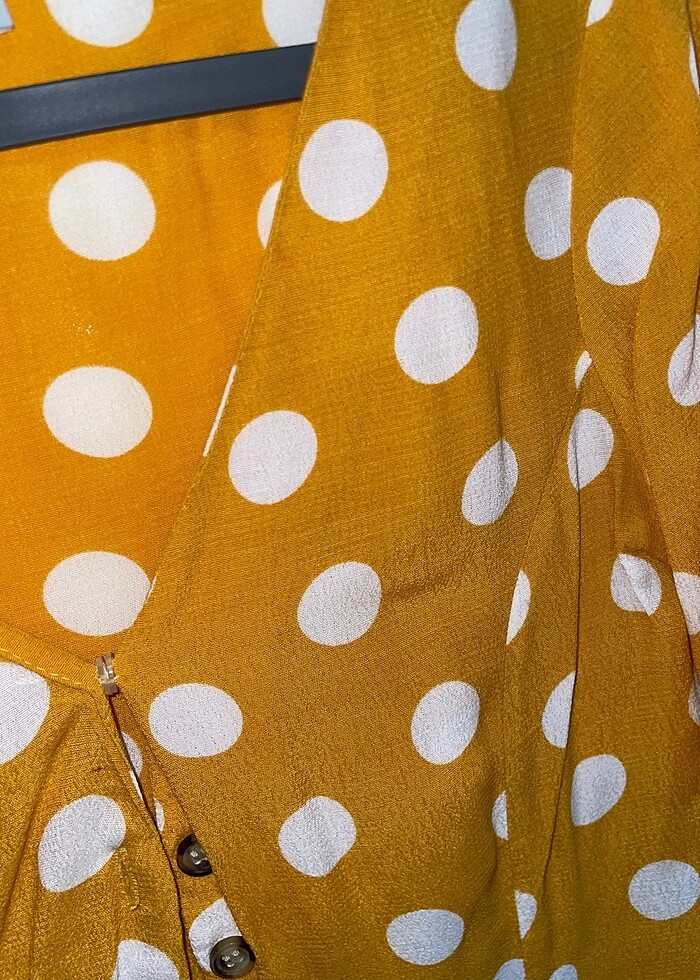 Bershka koyu sarı puantiyeli belden oturtmalı gömlek bluz - Görsel 5
