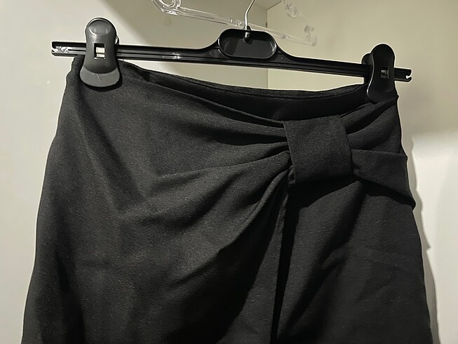 Siyah bel detaylı öncen yırtmaçlı etek - Görsel 4