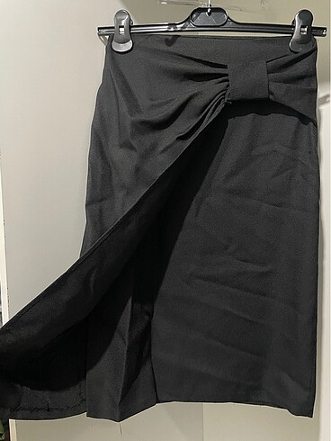 Siyah bel detaylı öncen yırtmaçlı etek - Görsel 2