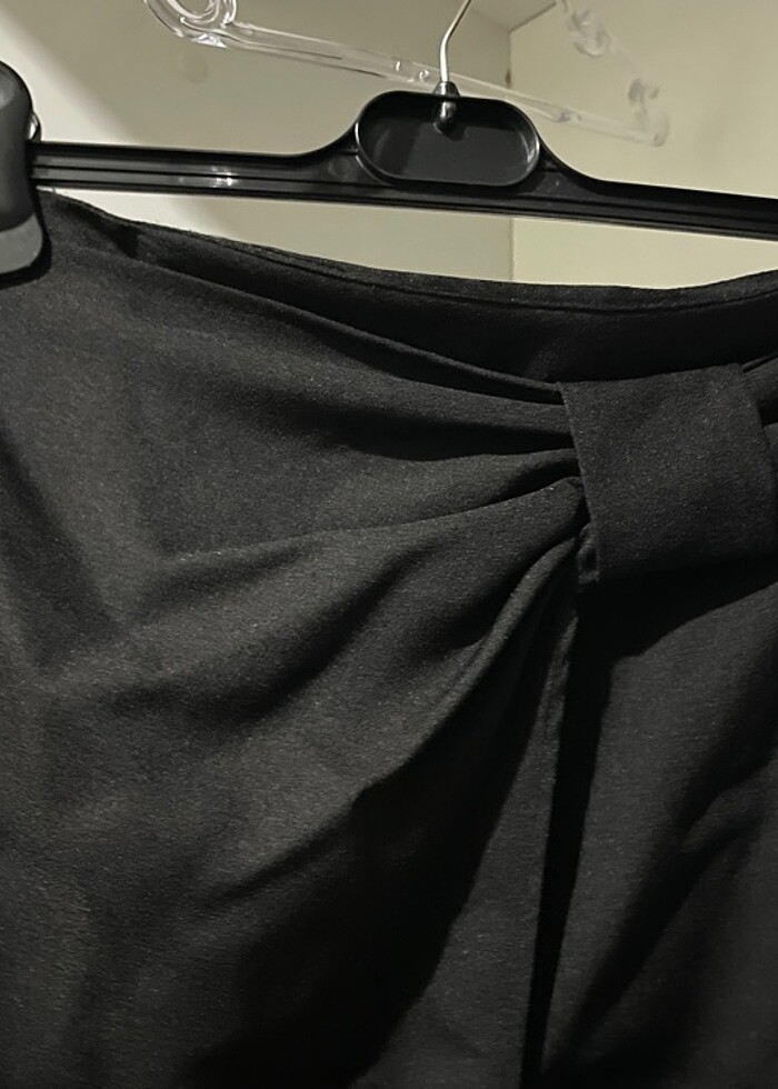 Siyah bel detaylı öncen yırtmaçlı etek - Görsel 4