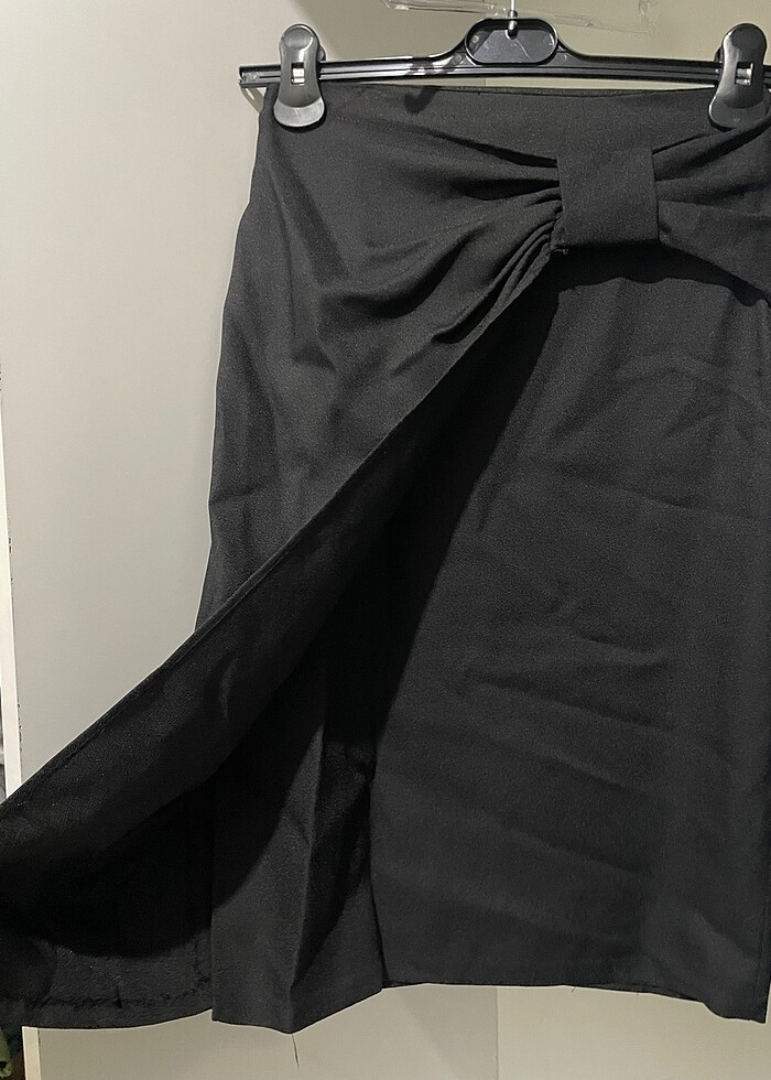 Siyah bel detaylı öncen yırtmaçlı etek - Görsel 2