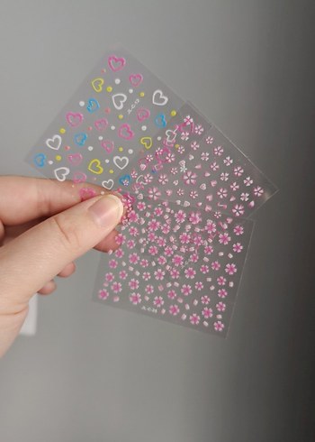 Renkli Pembe Kalp ve Çiçek Tırnak Süsleri - Görsel 2