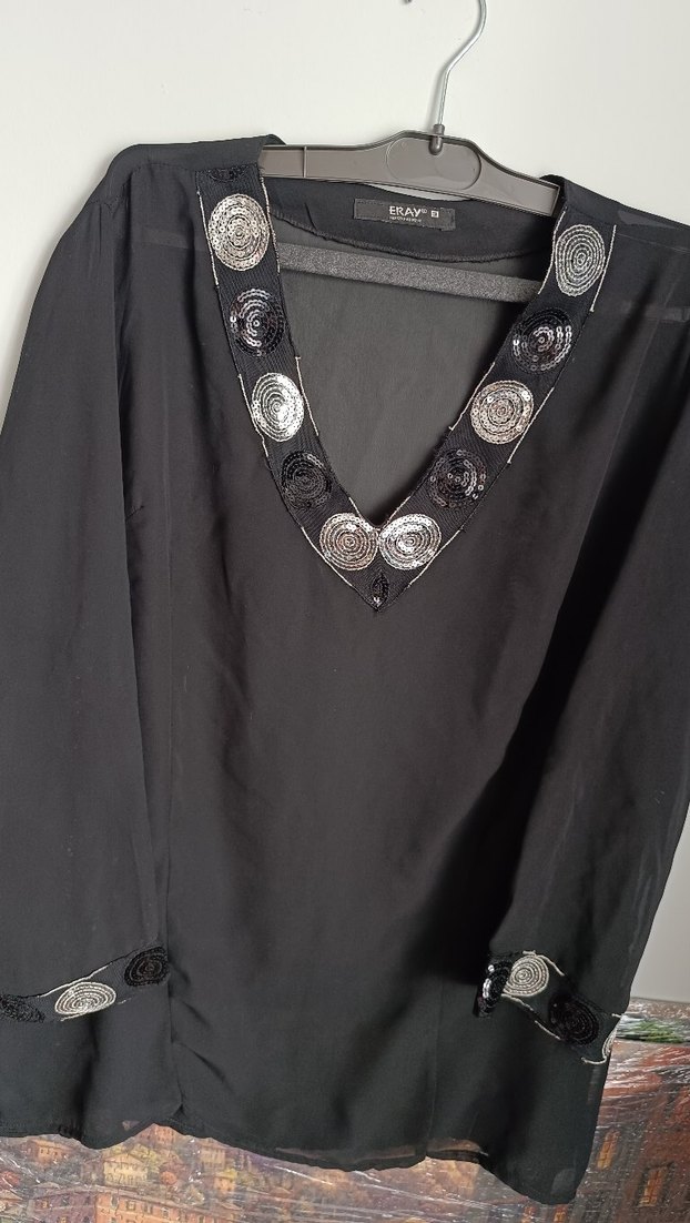 Siyah işlemeli bluz - Görsel 2