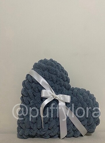 Gri kalpli puffy yastık