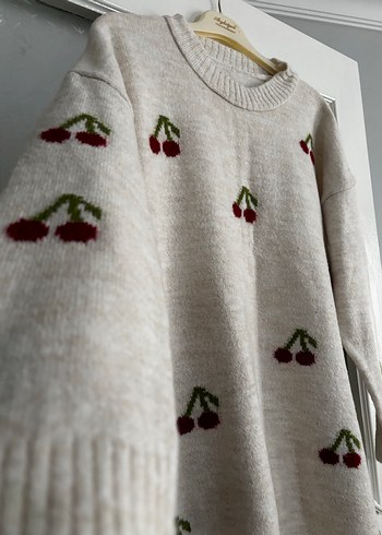 Nakışlı Kiraz Desenli Uzun Örgü Kazak - Görsel 3