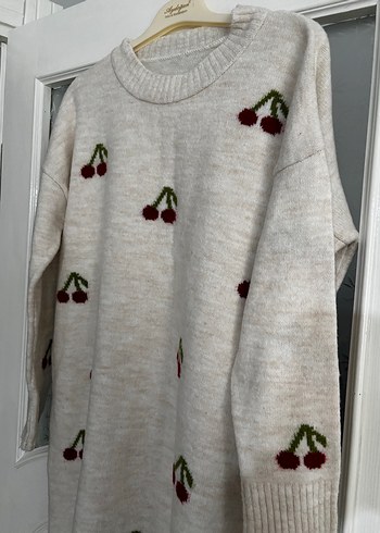 Nakışlı Kiraz Desenli Uzun Örgü Kazak - Görsel 4