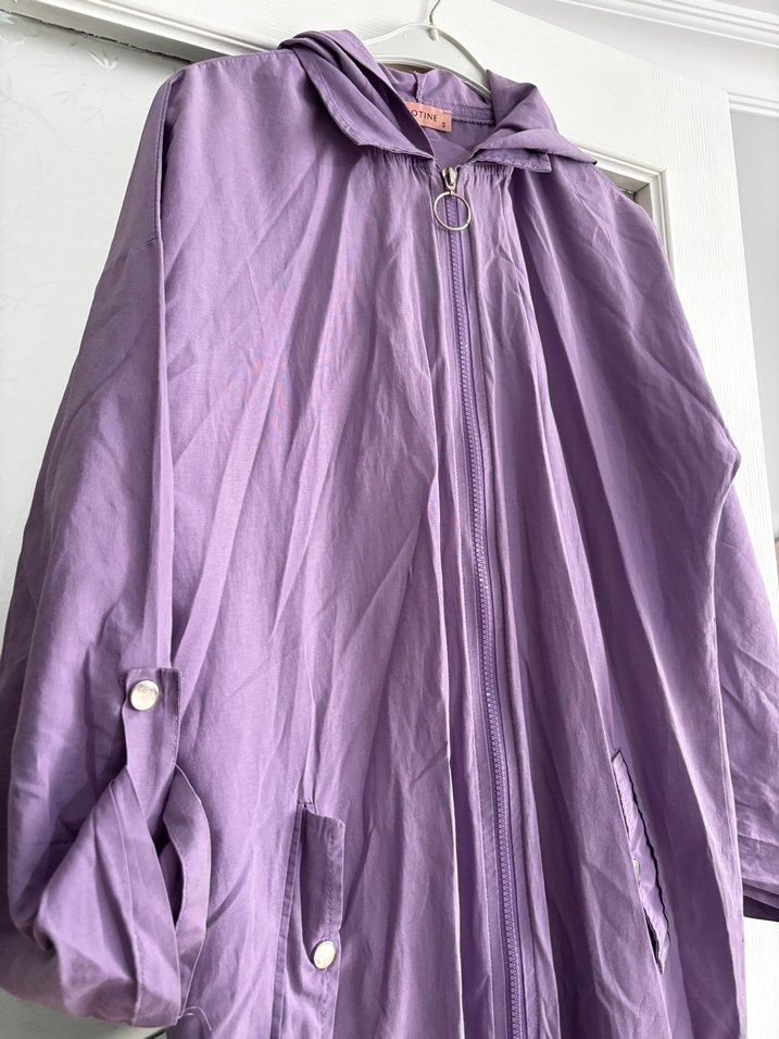 Uzun Boylu Mor Kadın Yağmurluk Kapüşonlu - Görsel 3