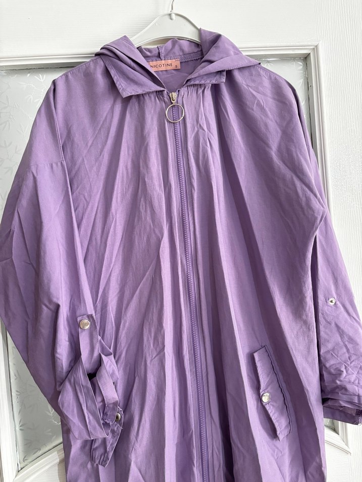 Uzun Boylu Mor Kadın Yağmurluk Kapüşonlu - Görsel 4