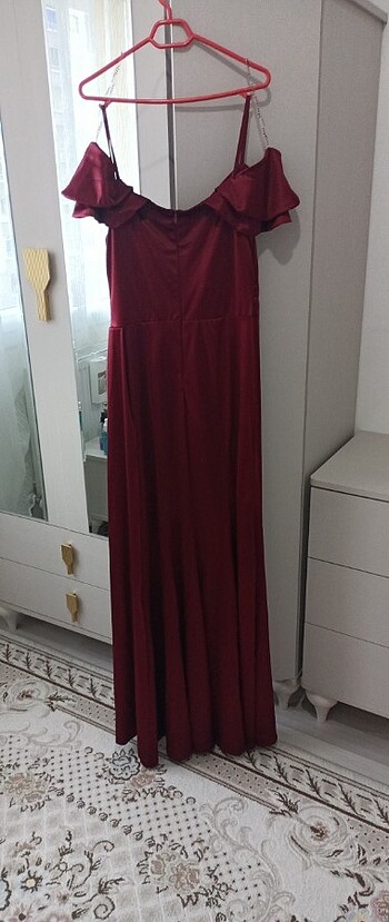 xl Beden bordo Renk Bordo askılı yırtmaçlı uzun saten abiye.