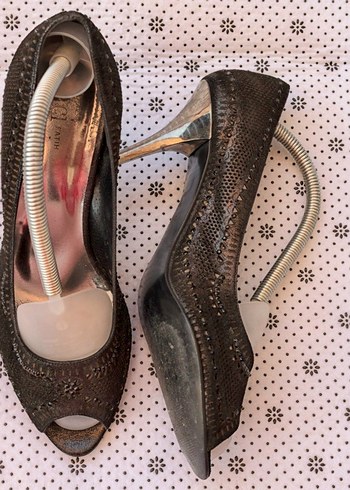 inci Siyah Deri Gotik Stiletto Topuklu Ayakkabı