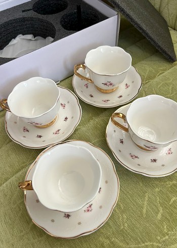 Altın detaylı beyaz porselen fincan seti
