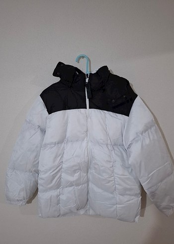 Kapüşonlu Beyaz-Siyah Renkli Etiketi Üstünde Kadın Montu - Görsel 2