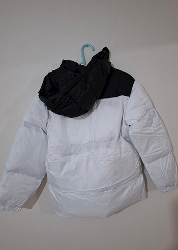 Kapüşonlu Beyaz-Siyah Renkli Etiketi Üstünde Kadın Montu - Görsel 3