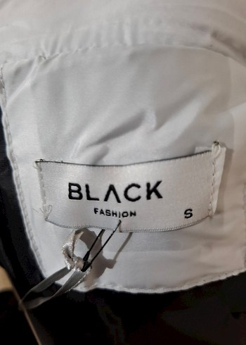 Kapüşonlu Beyaz-Siyah Renkli Etiketi Üstünde Kadın Montu - Görsel 4