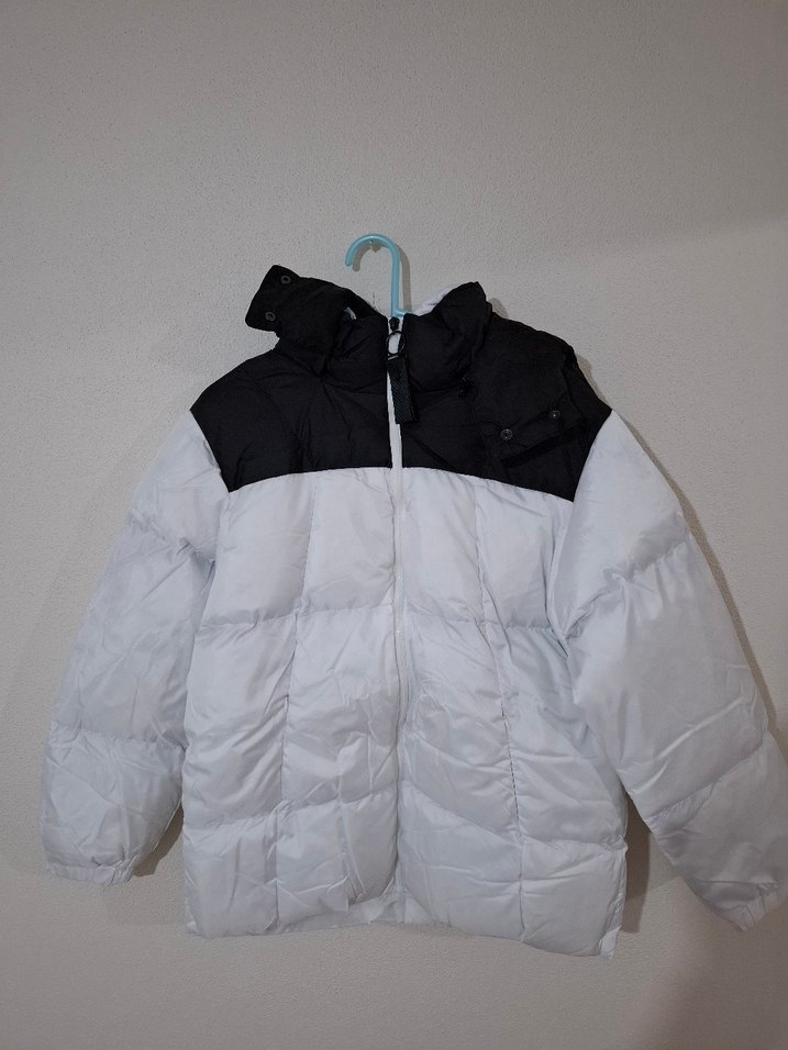 Kapüşonlu Beyaz-Siyah Renkli Etiketi Üstünde Kadın Montu - Görsel 2