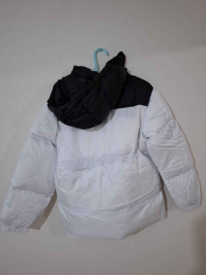 Kapüşonlu Beyaz-Siyah Renkli Etiketi Üstünde Kadın Montu - Görsel 3