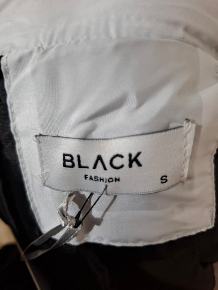 Kapüşonlu Beyaz-Siyah Renkli Etiketi Üstünde Kadın Montu - Görsel 4