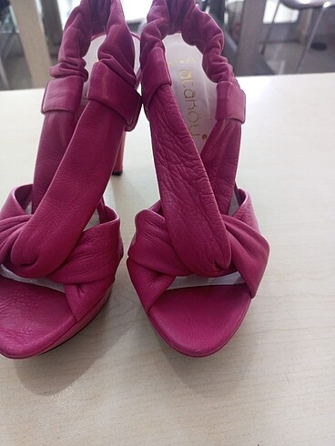 Pembe topuklu ayakkabı