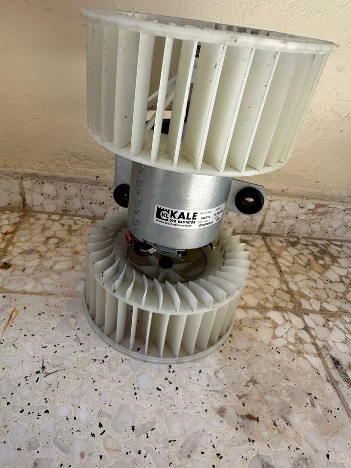 Beyaz ve gri fan motoru - Görsel 2