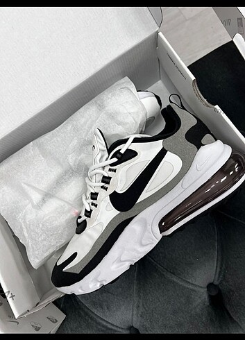Nike Air 270 React