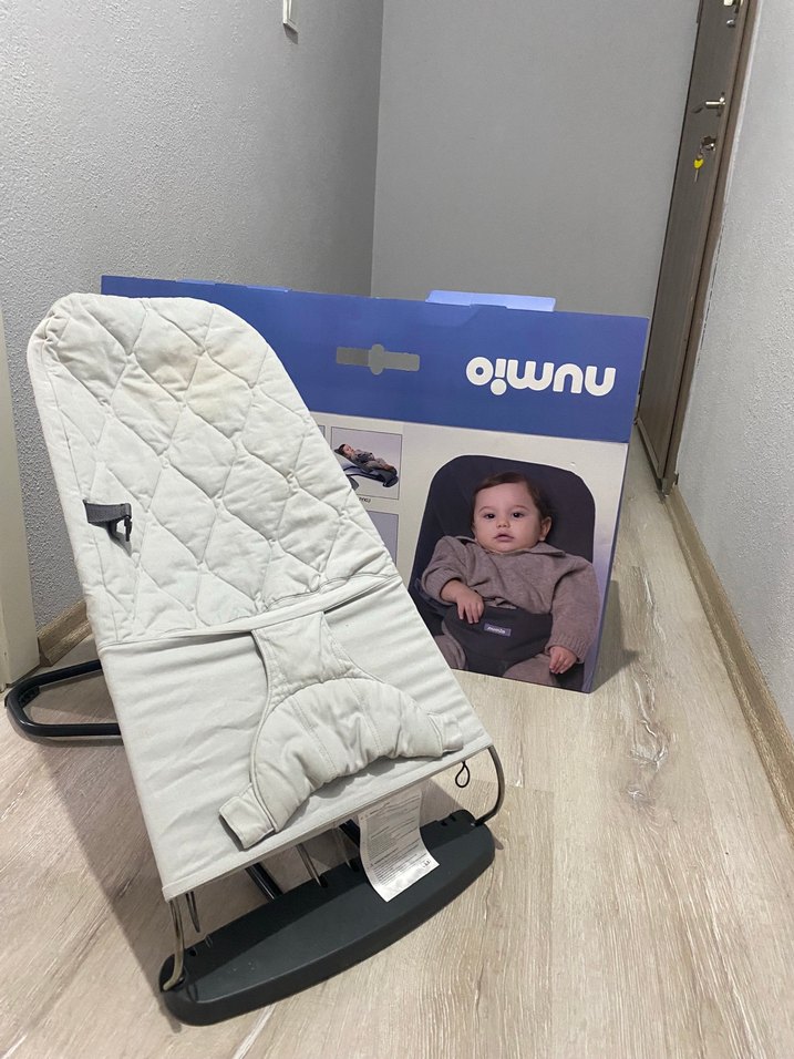 Beyaz ve Gri Bebek Kanguru Koltuğu - Görsel 3