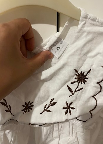 Zara Kız Çocuk Beyaz Nakışlı V Yaka elbise