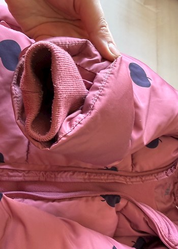 Kız Çocuk Elma Desenli Kapüşonlu Mont - Görsel 2