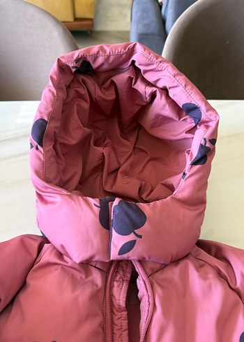 Kız Çocuk Elma Desenli Kapüşonlu Mont - Görsel 3