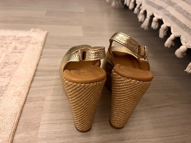 37 Beden camel Renk Hotiç gold hiç kullanılmadı