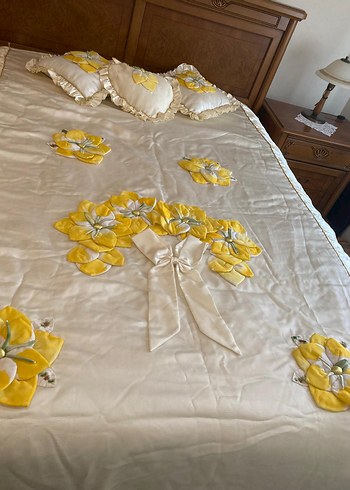 İşlemeli Beyaz Parlak Yatak Örtüsü - Görsel 5