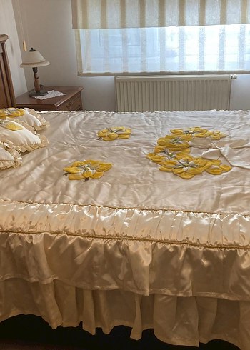 İşlemeli Beyaz Parlak Yatak Örtüsü - Görsel 2