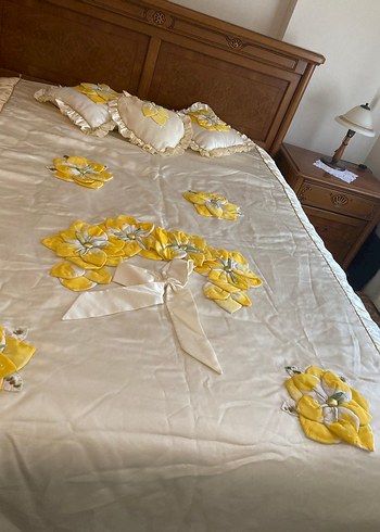 İşlemeli Beyaz Parlak Yatak Örtüsü - Görsel 3