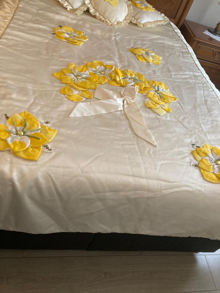 İşlemeli Beyaz Parlak Yatak Örtüsü - Görsel 4