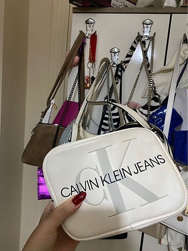 Calvin klein beyaz omuz çantası