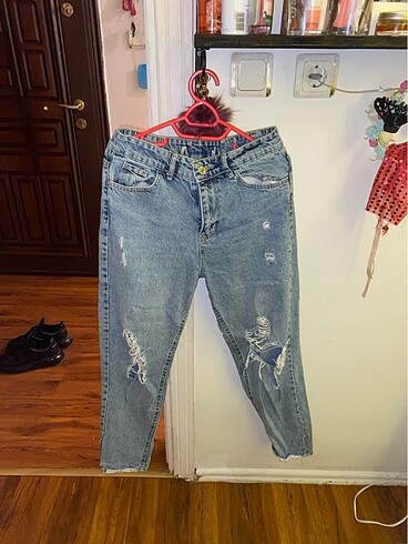 Yırtık mavi jeans kot pantolon